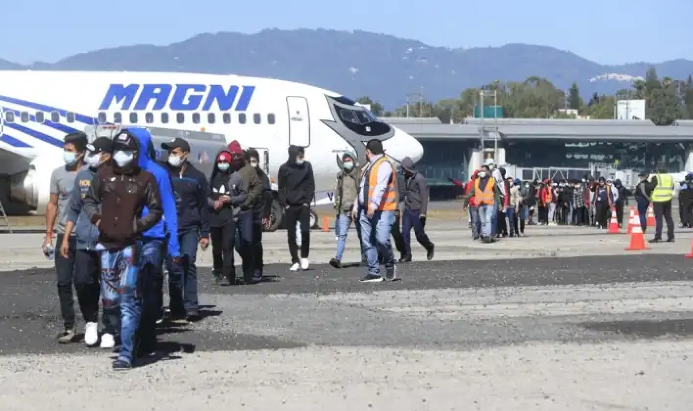 Niños guatemaltecos son deportados desde frontera entre México y EUA