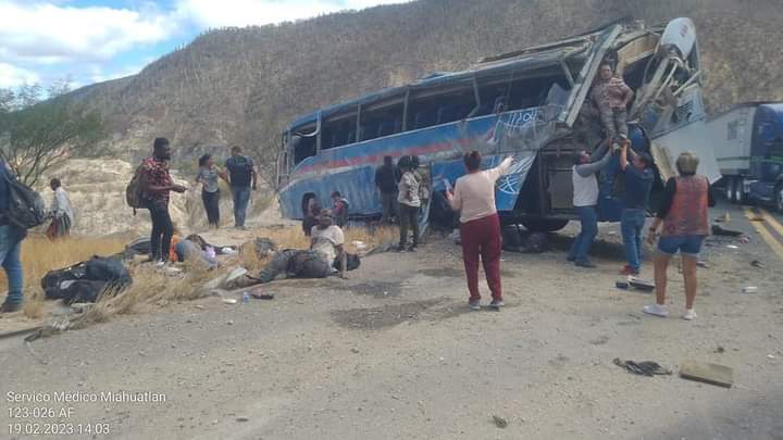 At least 15 people are killed when bus overturns in Mexico