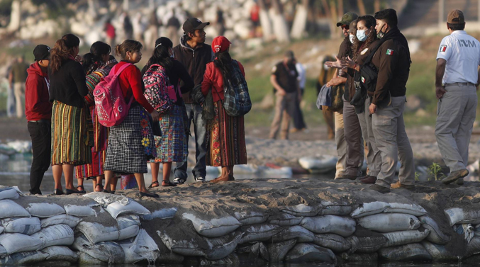 Migrantes varados en frontera de México se enfrentan a un futuro más incierto