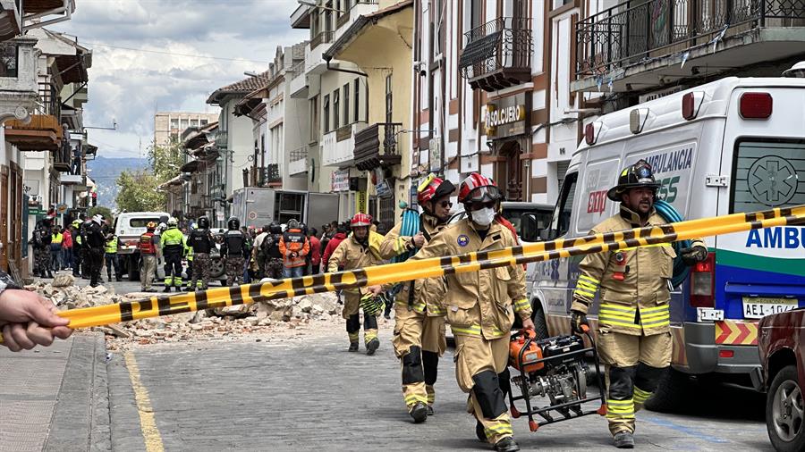 Ecuador quake leaves 14 dead and more than 400 injured