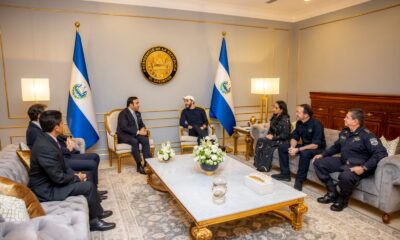 Nayib Bukele sostiene reunión con presidente de Interpol