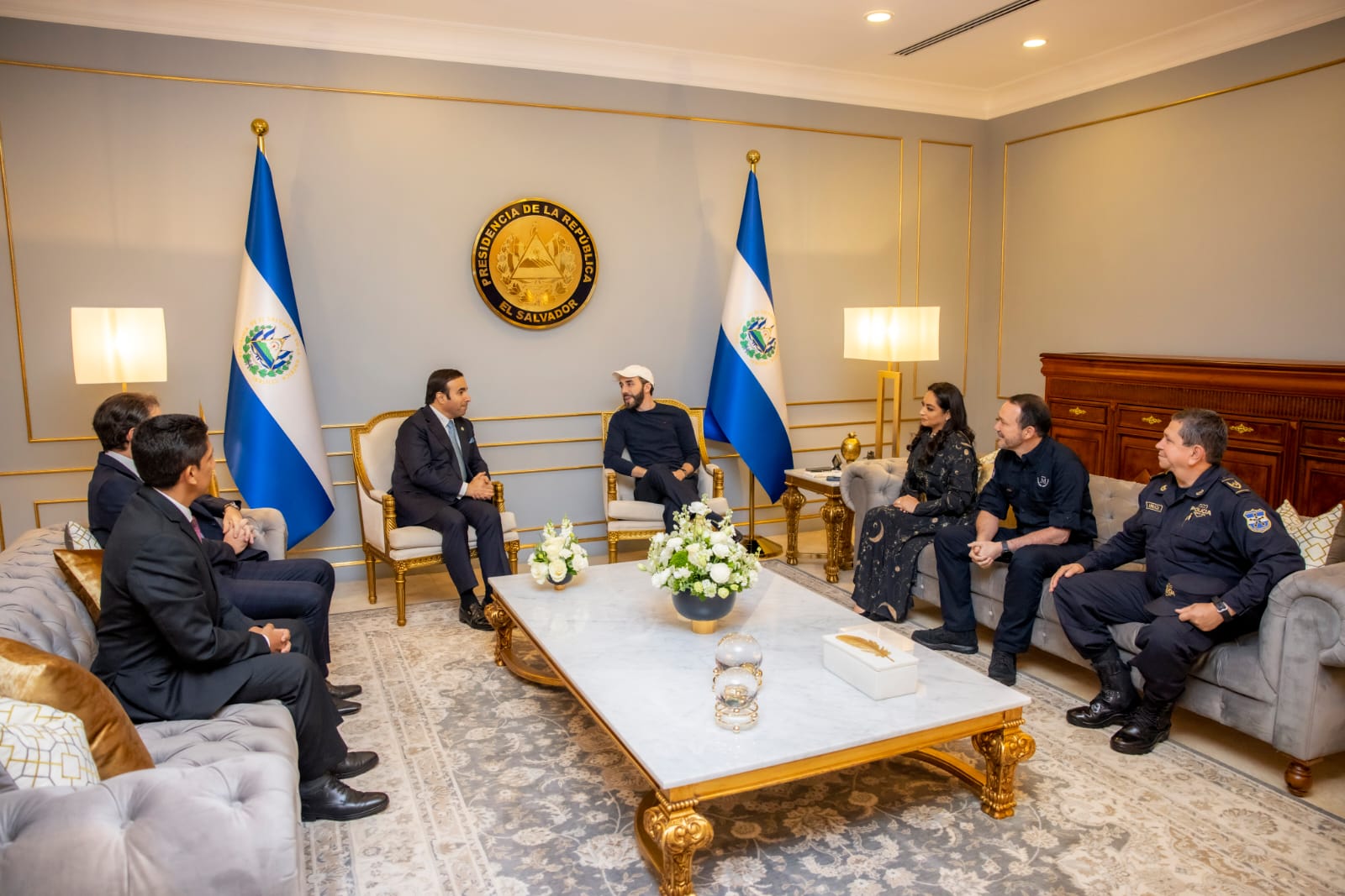 Nayib Bukele sostiene reunión con presidente de Interpol