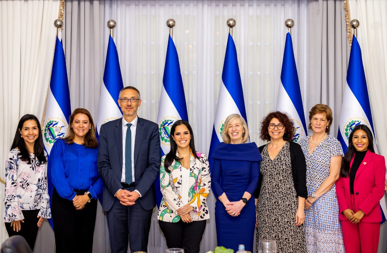 Primera dama salvadoreña sostiene reunión con subdirectora General de Educación de la UNESCO