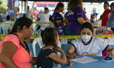 Brigada médica de la Lotería para agentes vendedores en parque de Sonsonate