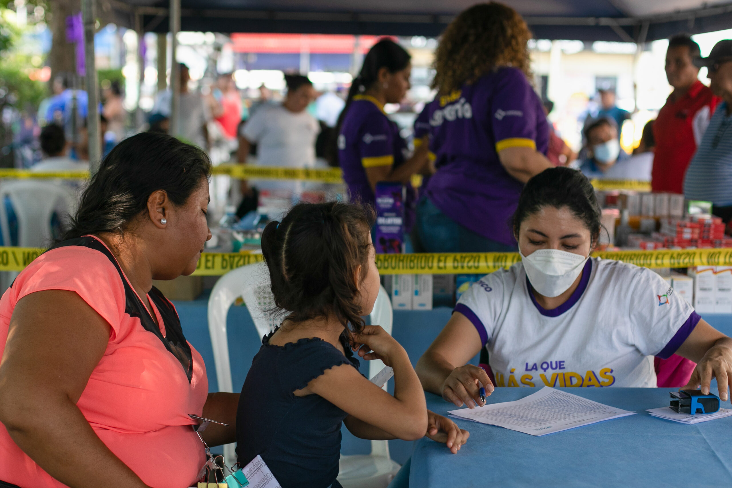 Brigada médica de la Lotería para agentes vendedores en parque de Sonsonate