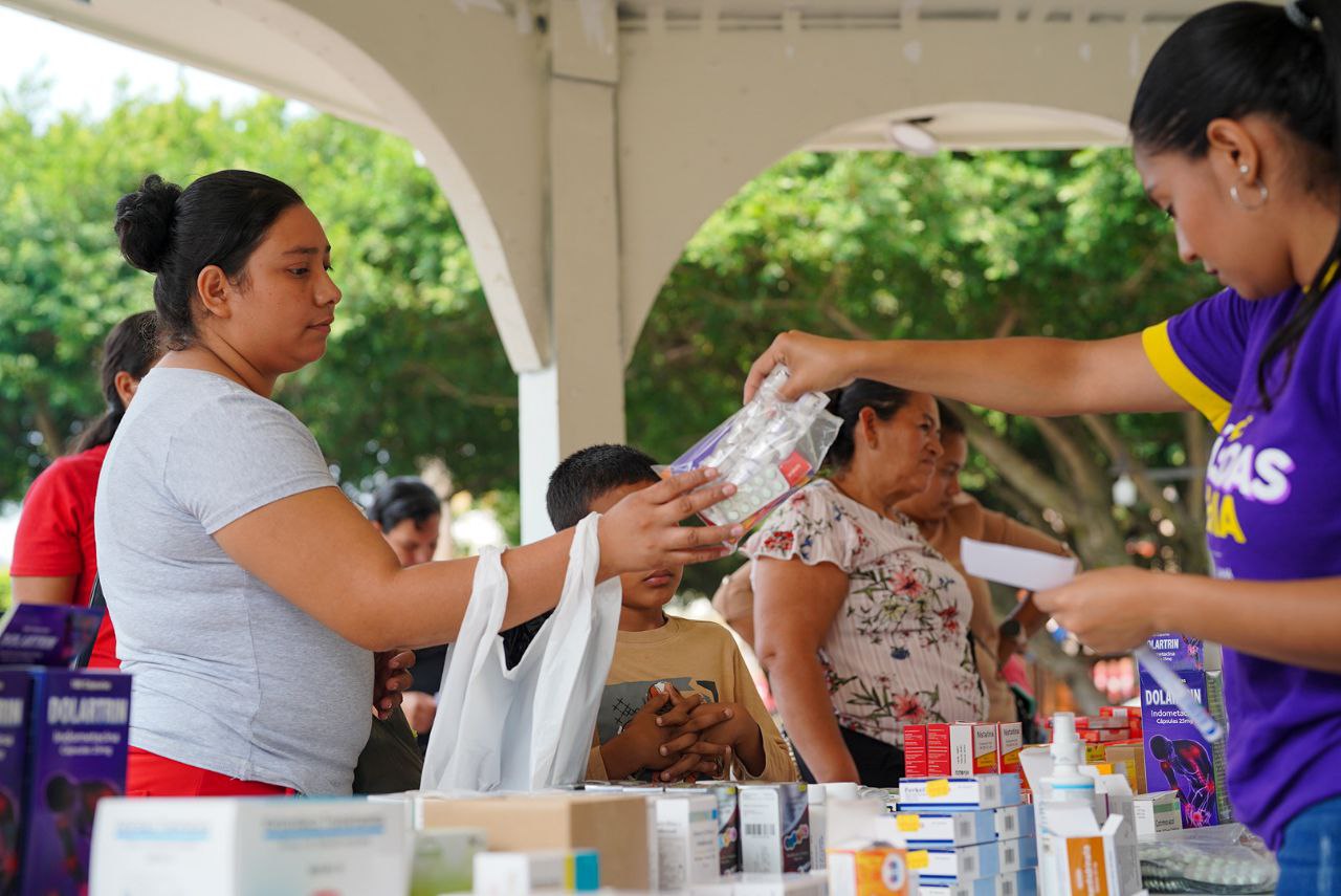 Brigada médica de Lotería brinda consultas a habitantes de Ilobasco