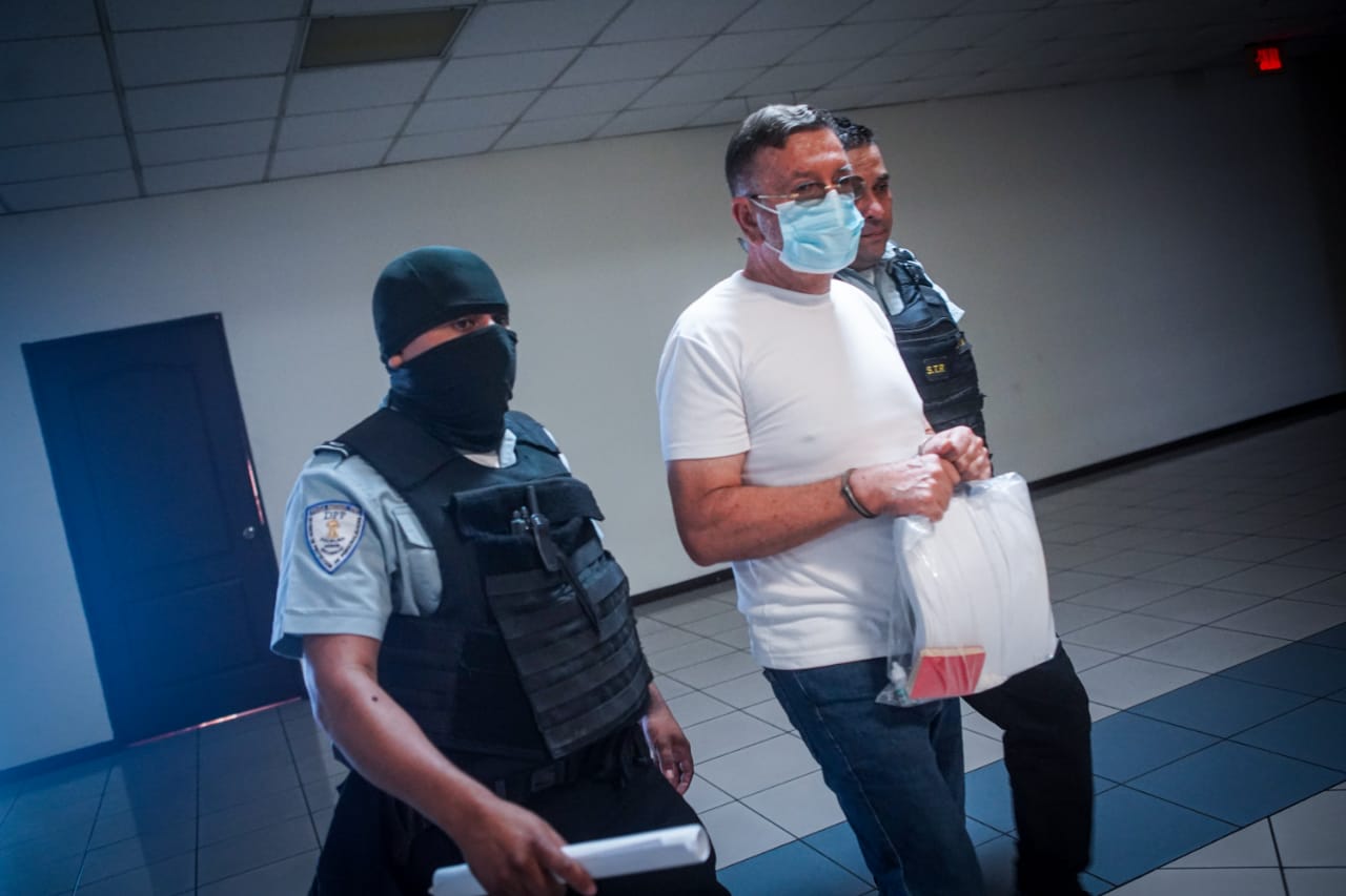 Condenan a expresidente salvadoreño y a otro exfuncionario por tregua entre pandillas