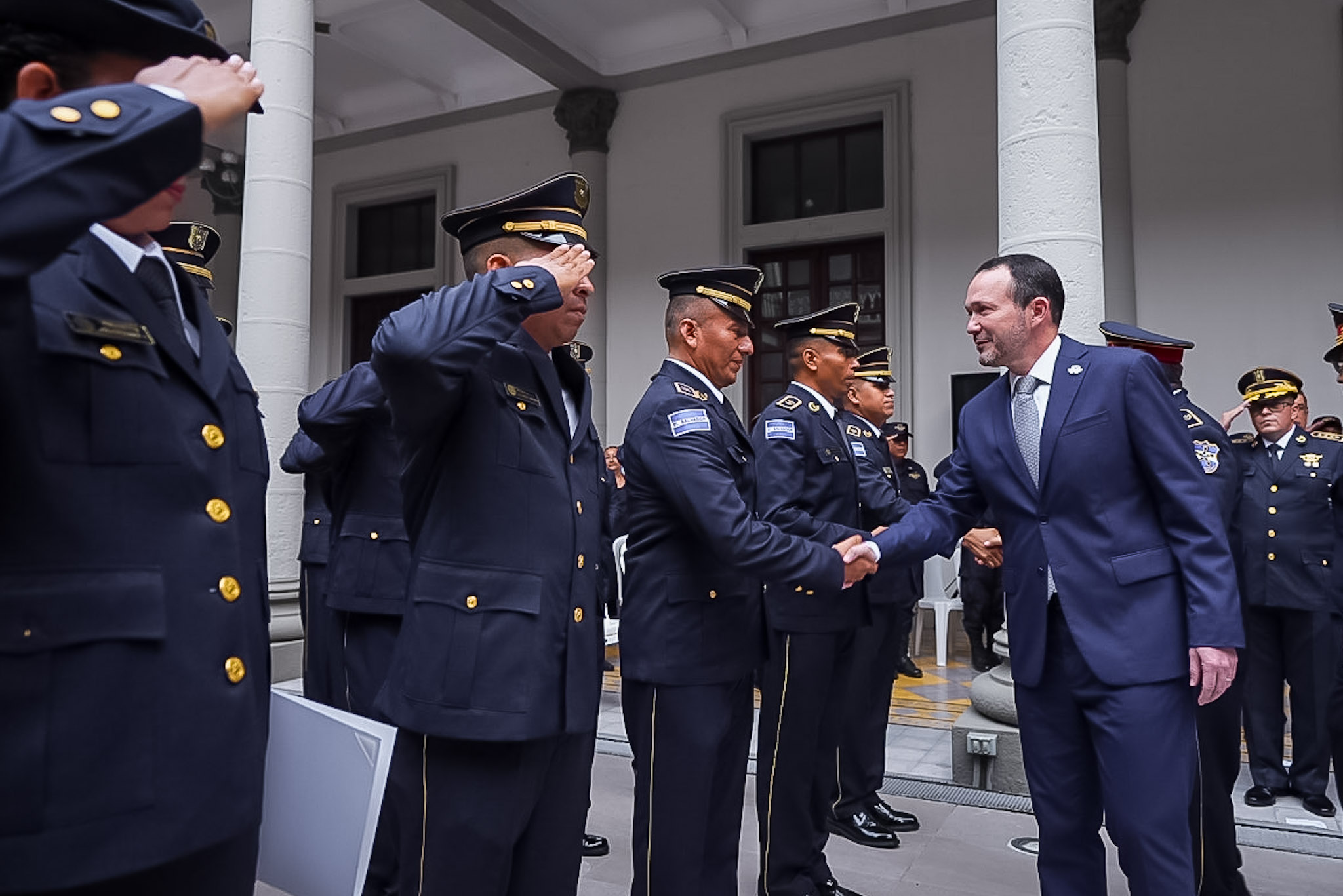 Ministro de Seguridad asciende a 78 mandos policiales desplegados en territorio salvadoreño
