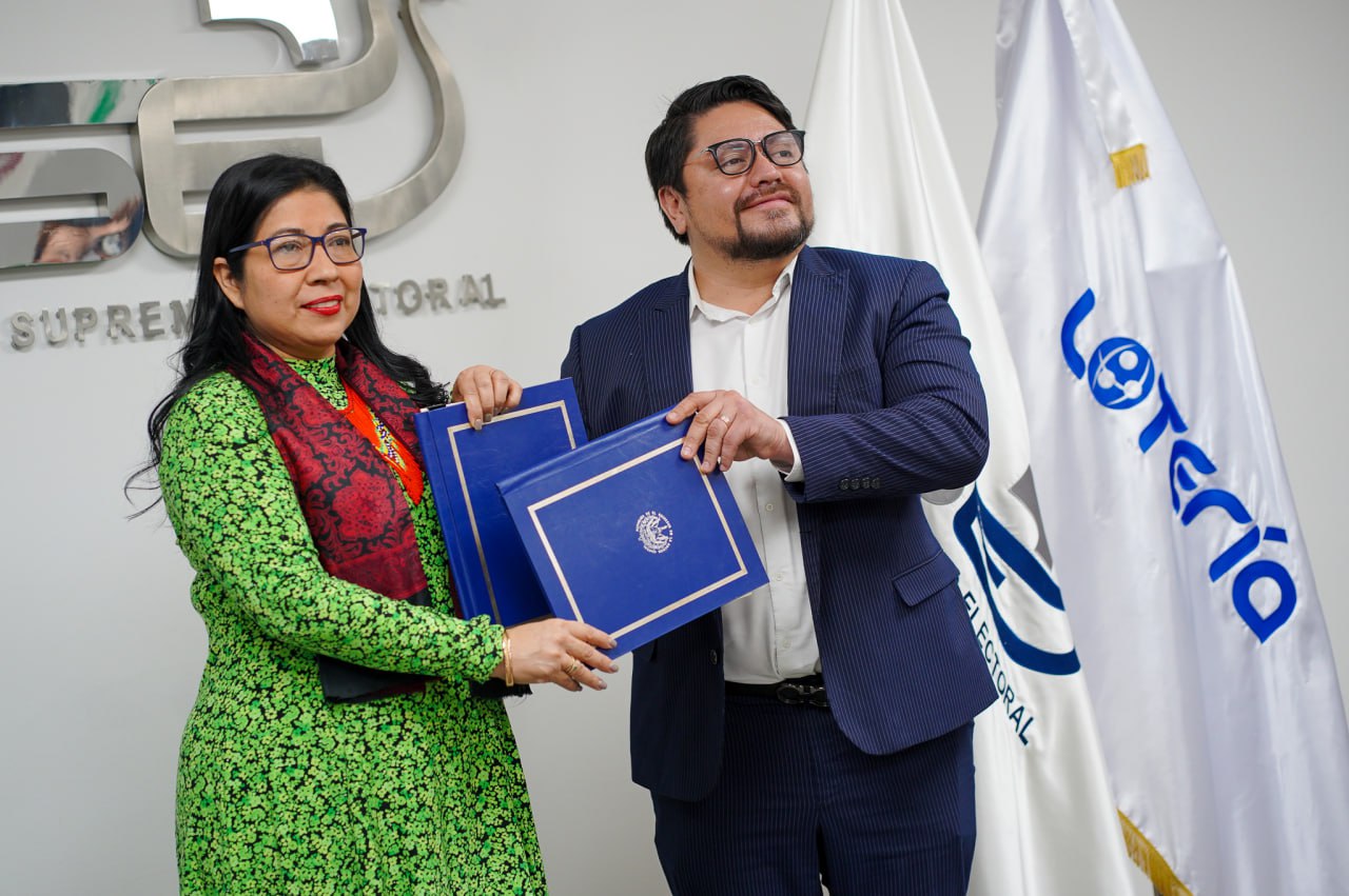 Firma de convenio entre el TSE y LNB