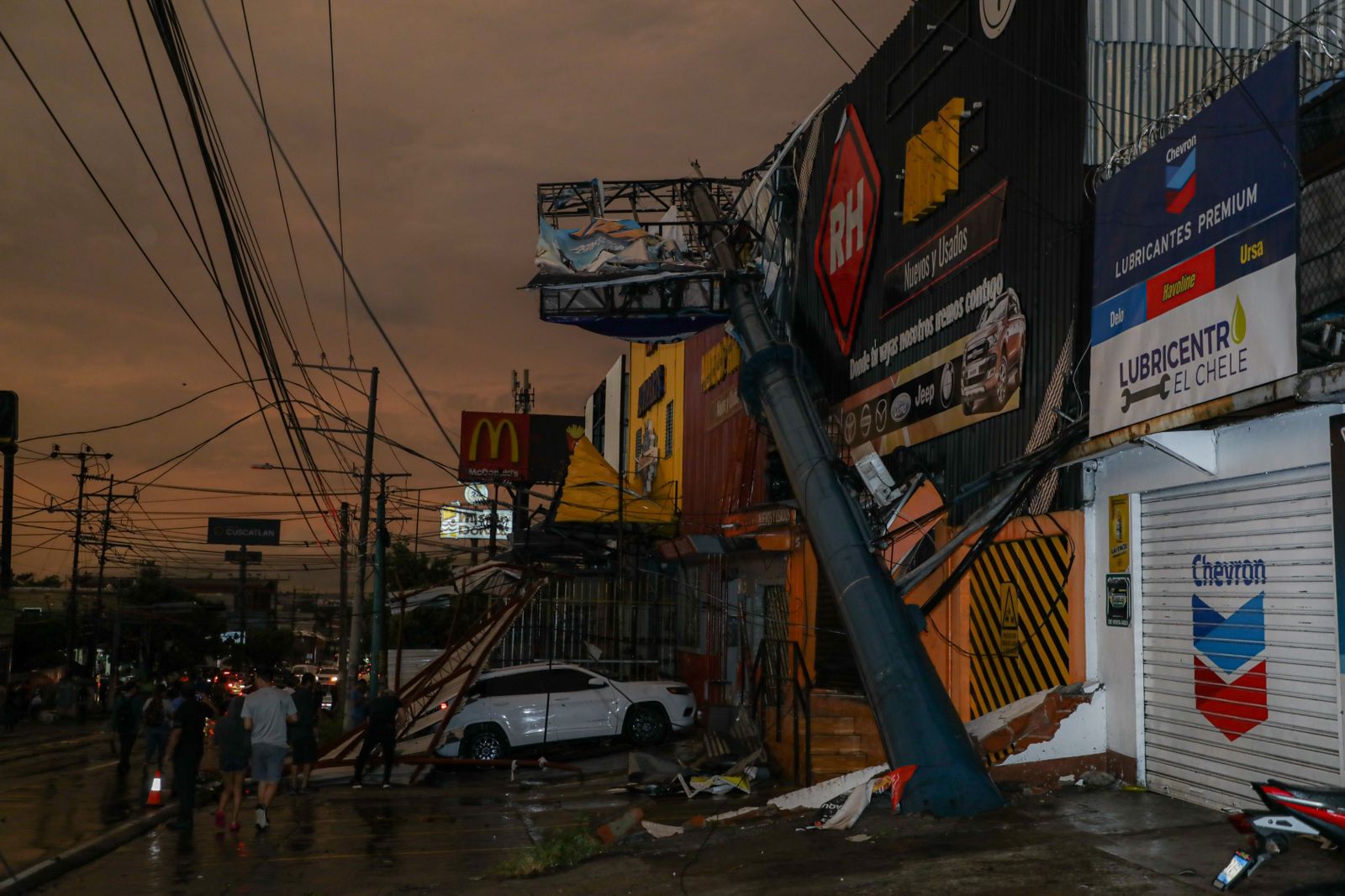 Devastadora tormenta deja caos y destrucción en San Salvador