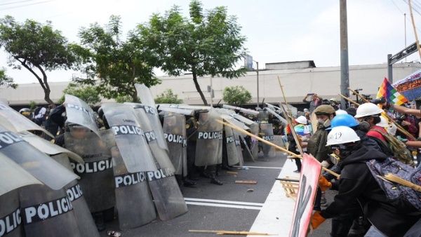 Des manifestants sont réprimés à Lima lors d'une nouvelle manifestation contre le gouvernement péruvien