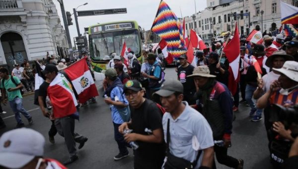 La marche de la troisième prise de Lima se déroule dans un calme tendu