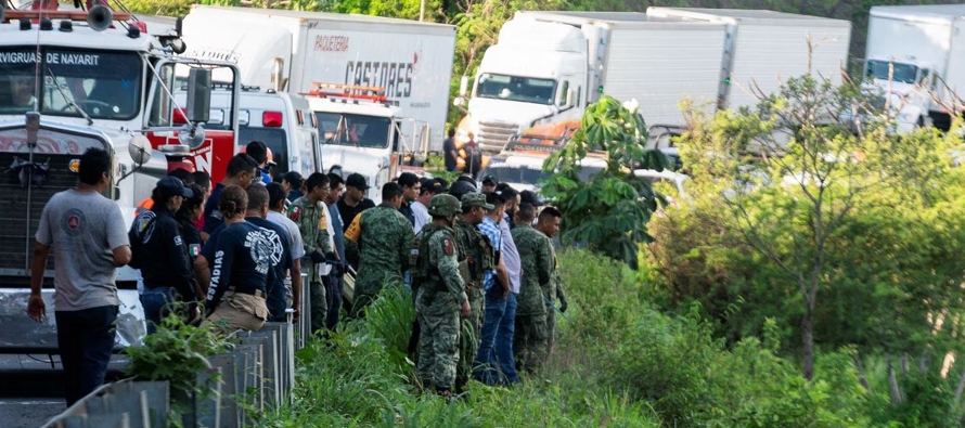 Autobús con migrantes venezolanos choca con camión de carga en México