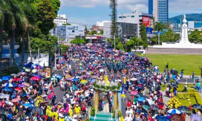 San Salvador se llena de color y alegría con el vistoso desfile del comercio