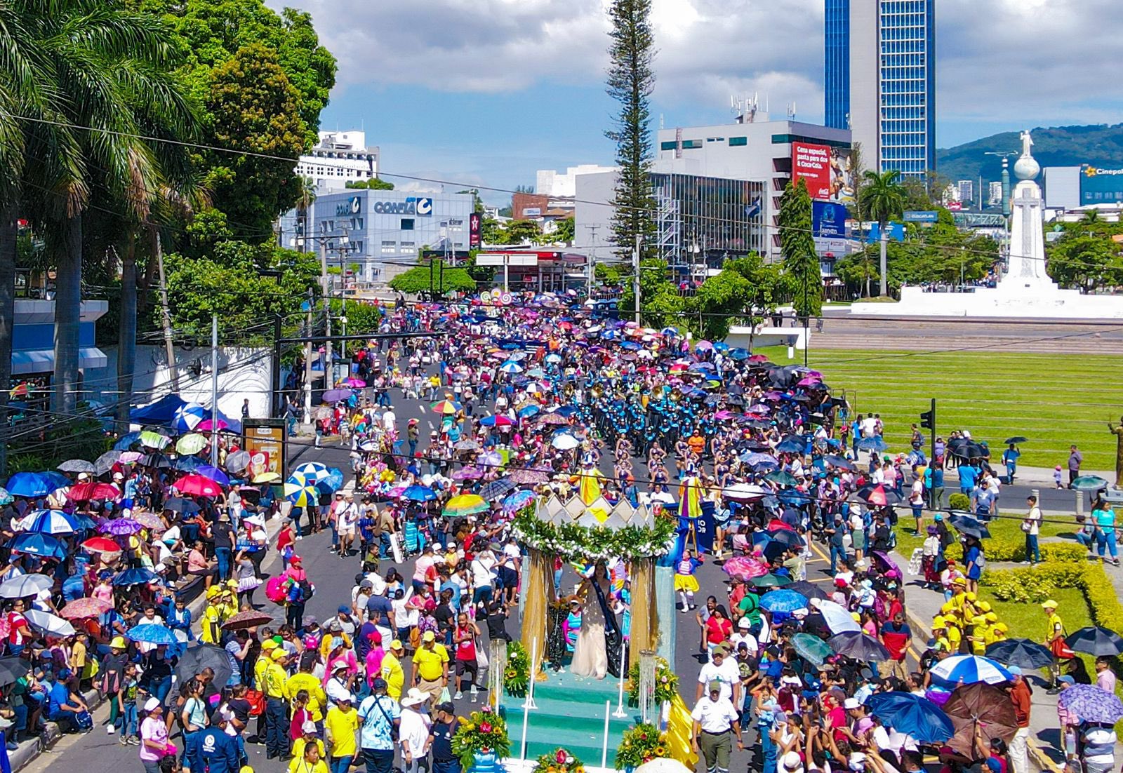 San Salvador se llena de color y alegría con el vistoso desfile del comercio