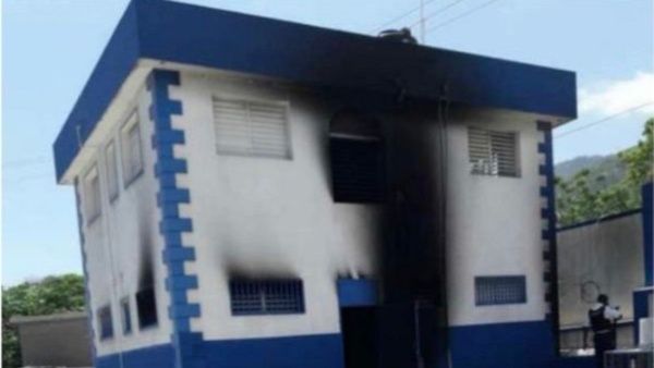 Un gang met le feu à un poste de police et tue quatre personnes en Haïti