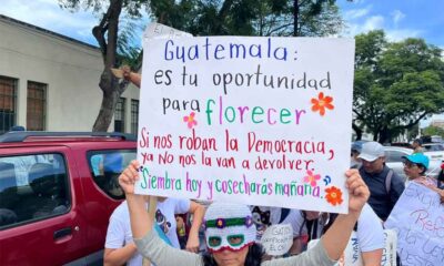 Multitudinaria marcha por la democracia en Guatemala