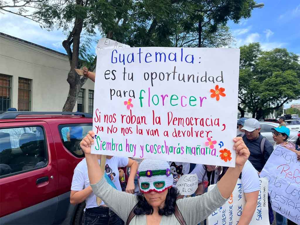 Multitudinaria marcha por la democracia en Guatemala