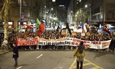 Les étudiants défilent pour commémorer la Journée des étudiants martyrs en Uruguay