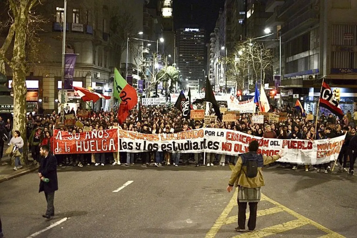 Les étudiants défilent pour commémorer la Journée des étudiants martyrs en Uruguay