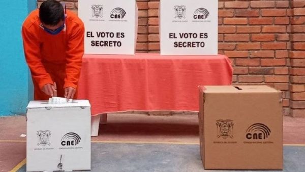 Electoral day in Ecuador progresses with prisoners in jail