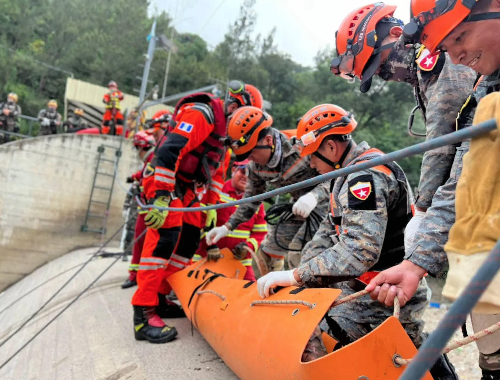 Sube a 10 el número de víctimas mortales en tragedia bajo el puente El Naranjo en Guatemala