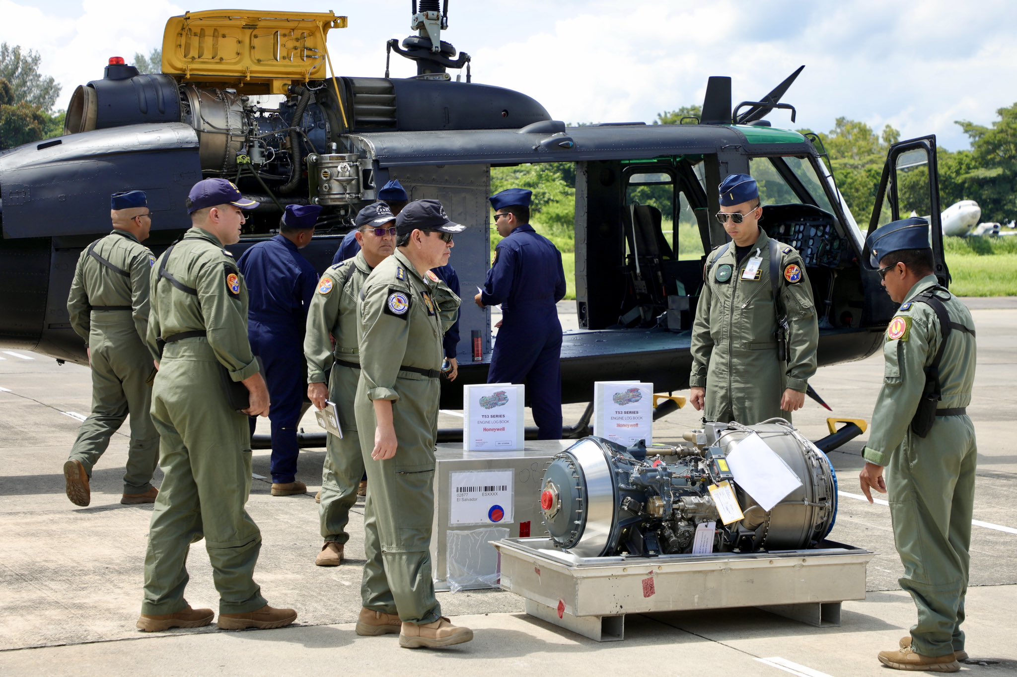 Les États-Unis livrent deux moteurs d'hélicoptères à l'armée de l'air salvadorienne