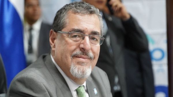 Bernardo Arévalo recibe su credencial como presidente electo de Guatemala para el período 2024-2028