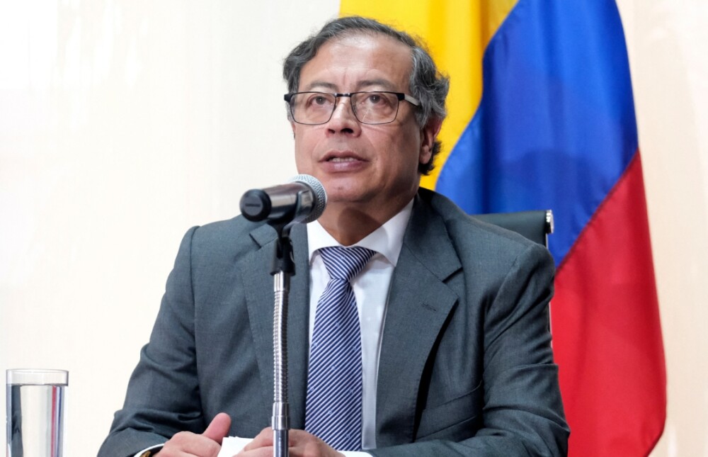 Le président colombien rejette les actions des paramilitaires