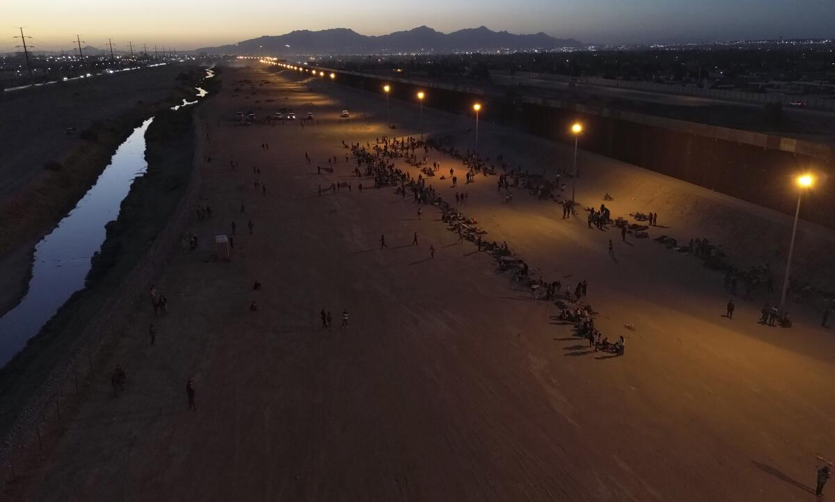 Aumenta la tensión en la frontera sur de EE. UU. con récord de cruces de migrantes en agosto