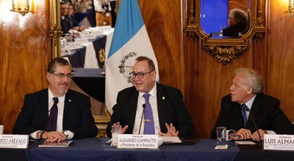 Bernardo Arévalo recibe propuesta de transición de parte de Giammattei en Guatemala