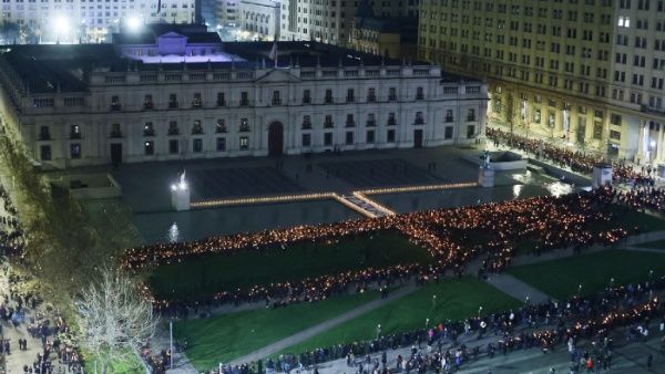 Des milliers de femmes chiliennes organisent une veillée à La Moneda
