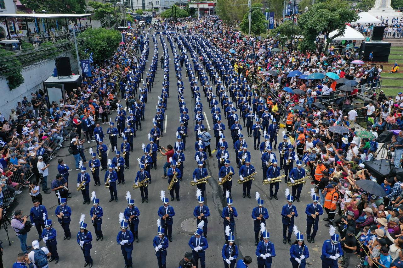 La "Banda El Salvador" deslumbra en su debut durante el desfile del Día de la Independencia