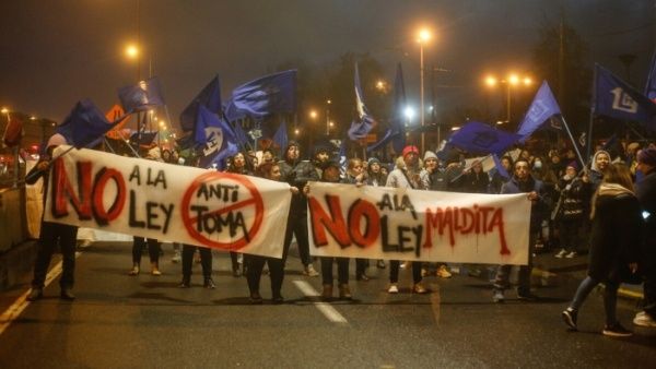 Les Chiliens protestent contre la loi sur l'empiètement