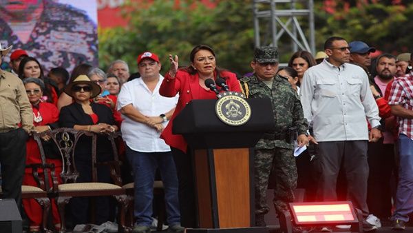 Le président du Honduras arrive à New York, aux États-Unis