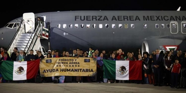 Mexicanos repatriados de Israel llegan a ciudad de México