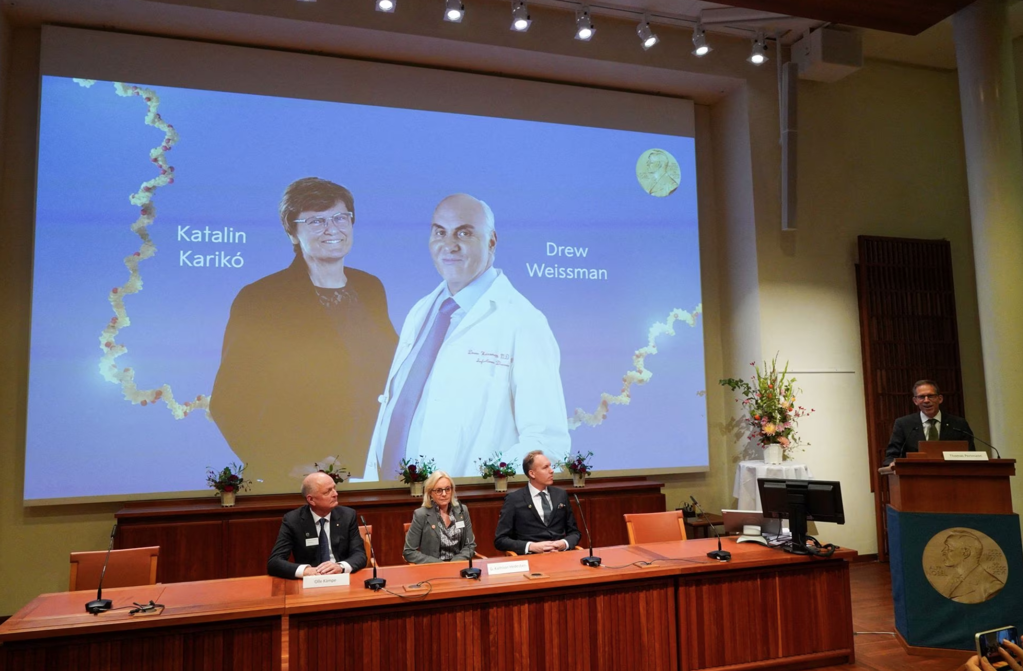 Prix Nobel de médecine pour les pionniers des vaccins à ARN messager contre COVID-19