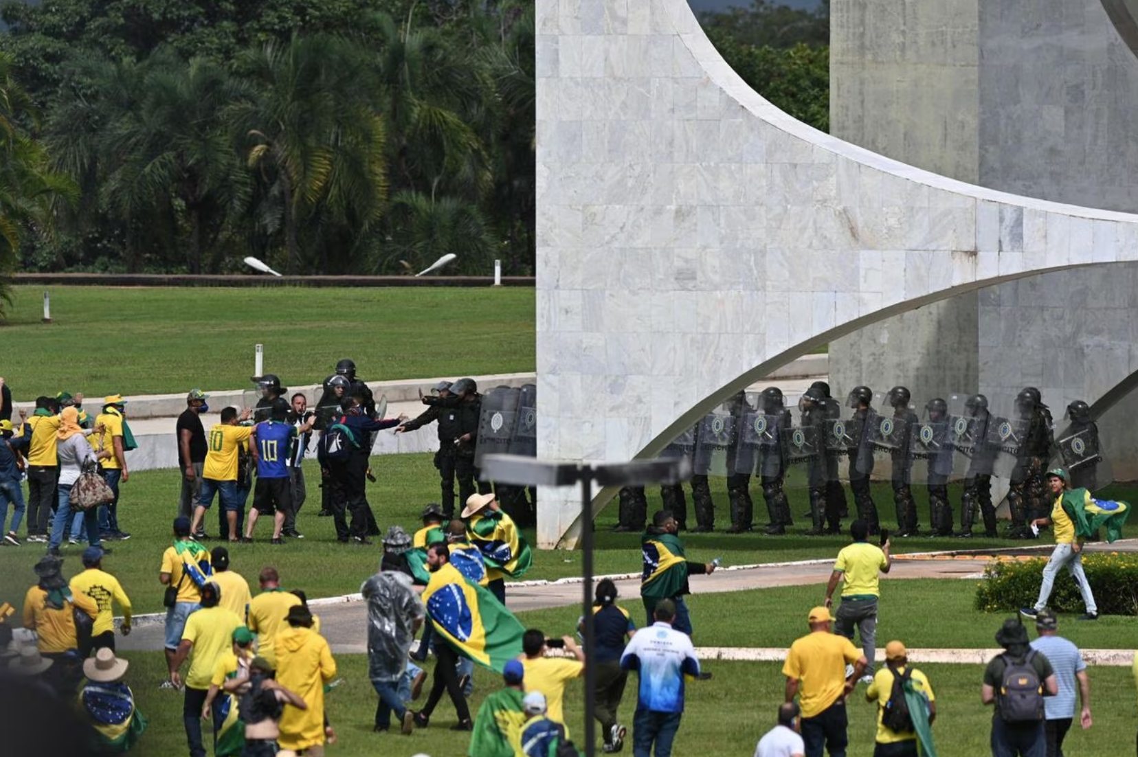 Informe de senadora brasileña propone acusación de Bolsonaro y otros por actos violentos en Brasilia