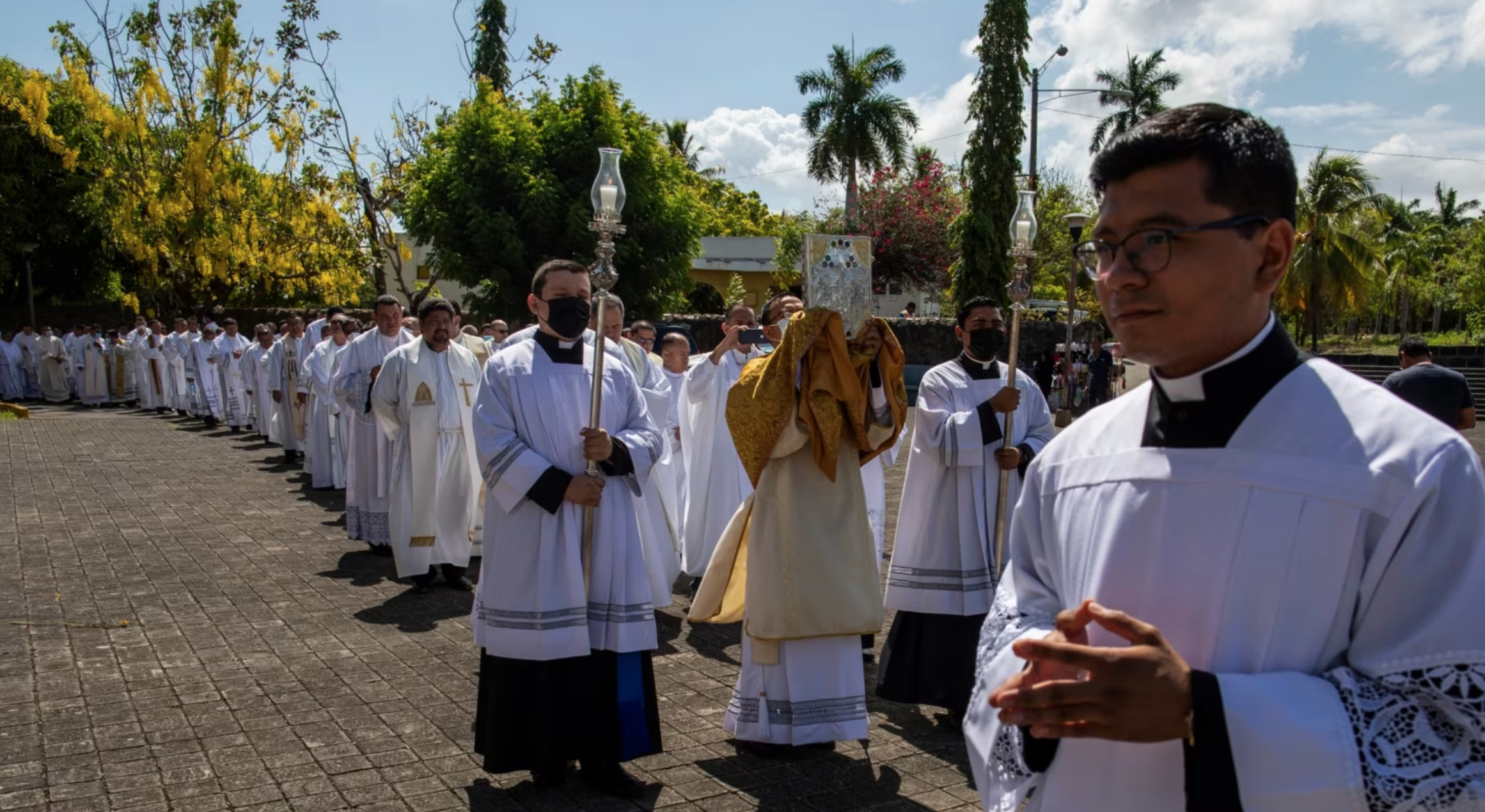 Nicaragua libera y envía a 12 sacerdotes al vaticano tras negociaciones con la Santa Sede