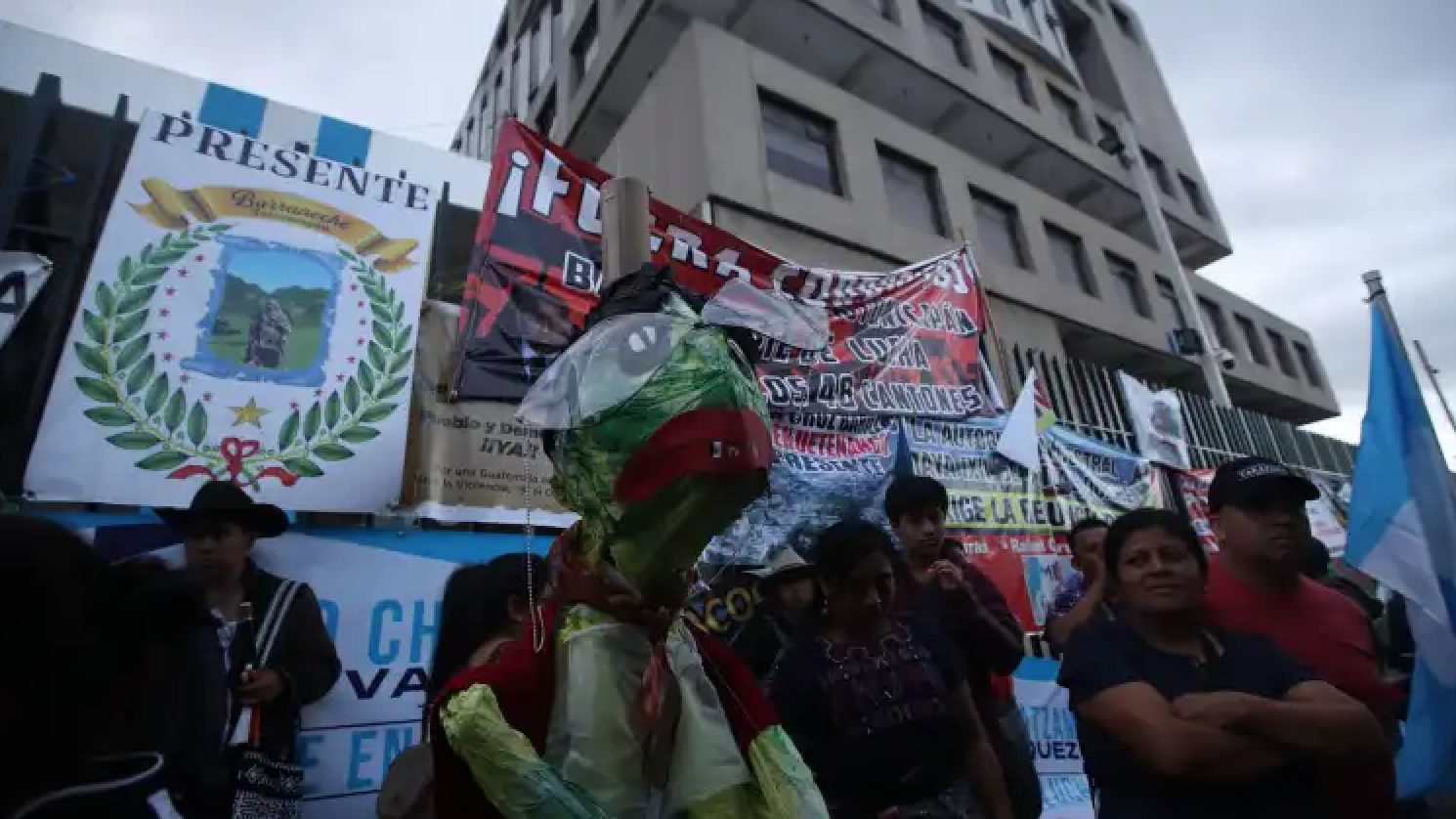 Levantan bloqueos en carreteras, pero las protestas exigen la renuncia de la fiscal general en Guatemala