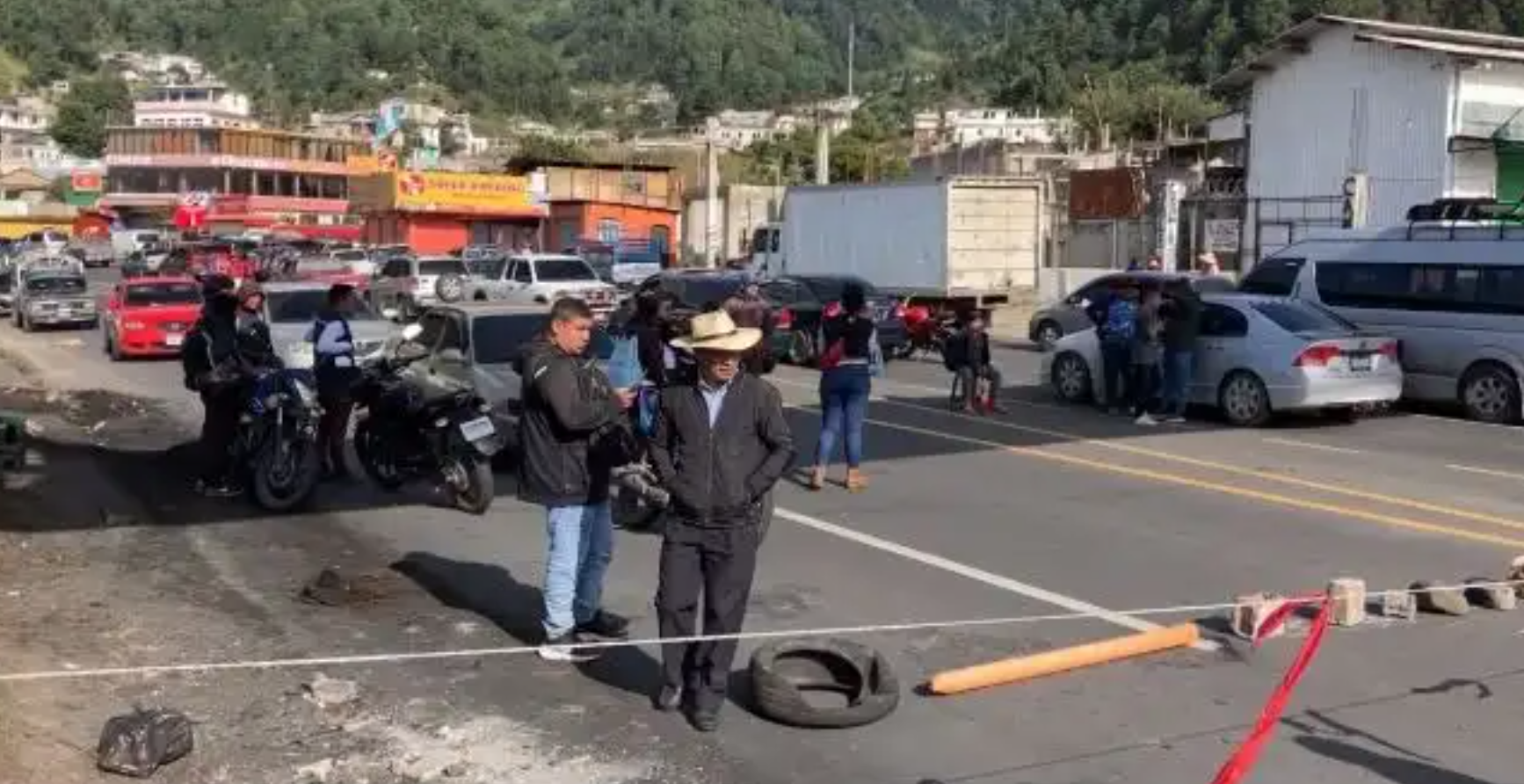 Autoridades indígenas de Sololá retoman bloqueos de carreteras en protesta contra la fiscal general