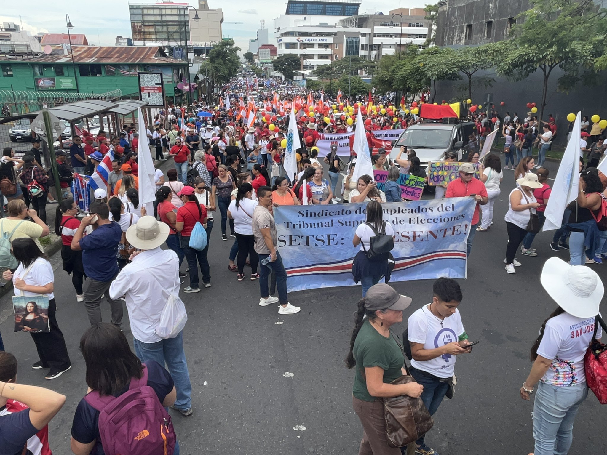 Multitudinaria marcha en Costa Rica rechaza medidas del Gobierno y su vínculo con organizaciones financieras internacionales