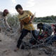 Enfrentamiento en la frontera entre México y Estados Unidos: migrantes se forcejean con la Guardia Nacional