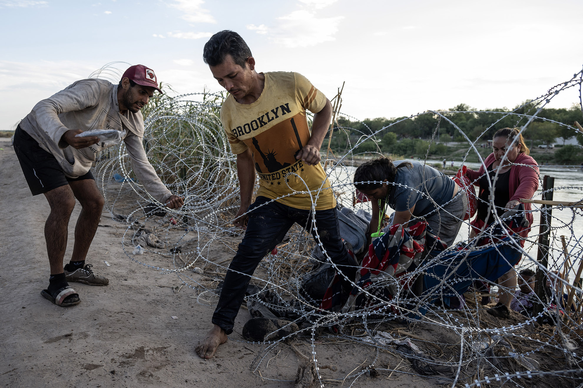 Enfrentamiento en la frontera entre México y Estados Unidos: migrantes se forcejean con la Guardia Nacional