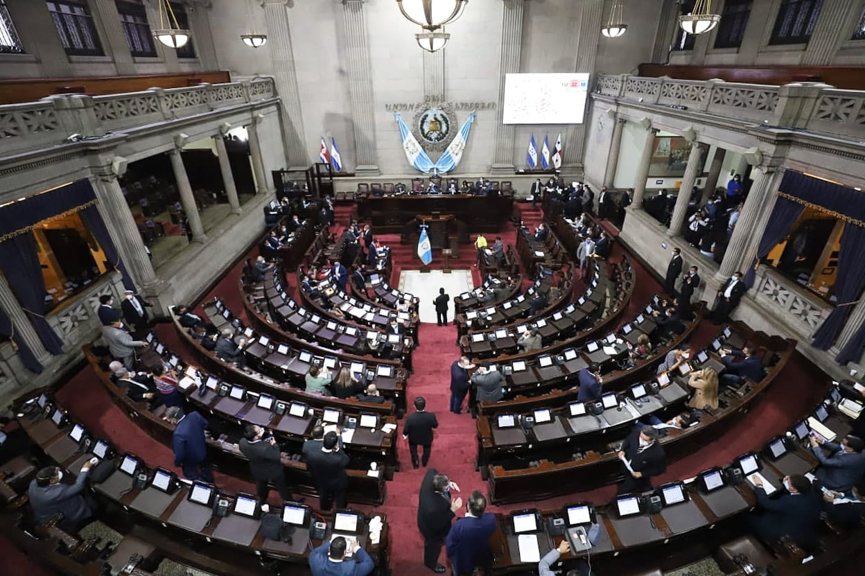 Congreso de Guatemala suspende sesiones en medio de protestas y apoya a la Fiscalía