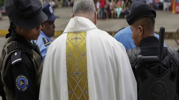 Nicaragua frees 12 priests and sends them to the Vatican