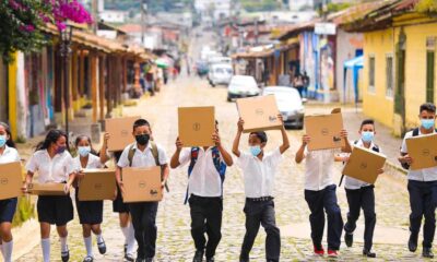 El Salvador destina $442 millones en laptops y tabletas para estudiantes