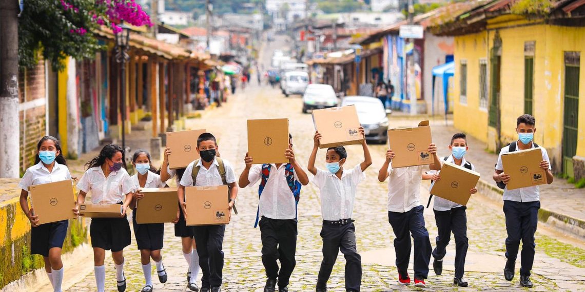 El Salvador destina $442 millones en laptops y tabletas para estudiantes