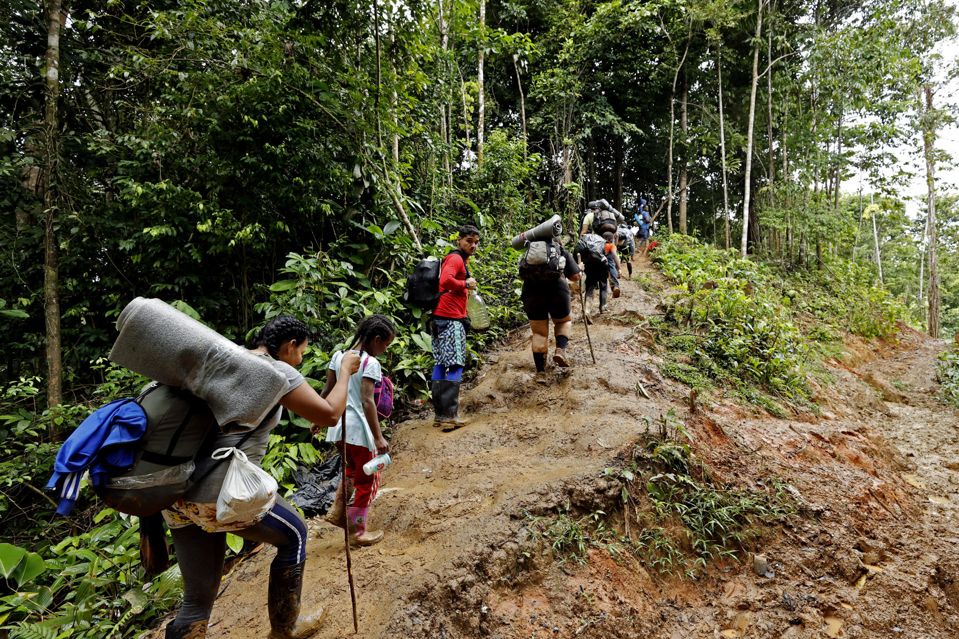 Costa Rica implementa plan para trasladar a migrantes desde la selva del Darién