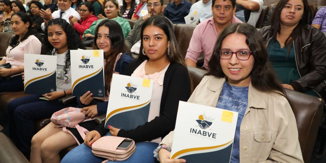 El Salvador: 1,071 higher education scholarships awarded to veterans and their children